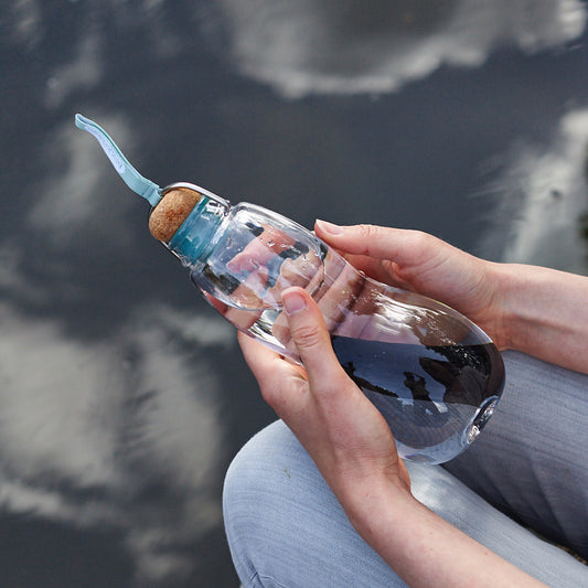 gourde transparente avec bouchon bleu et filtre