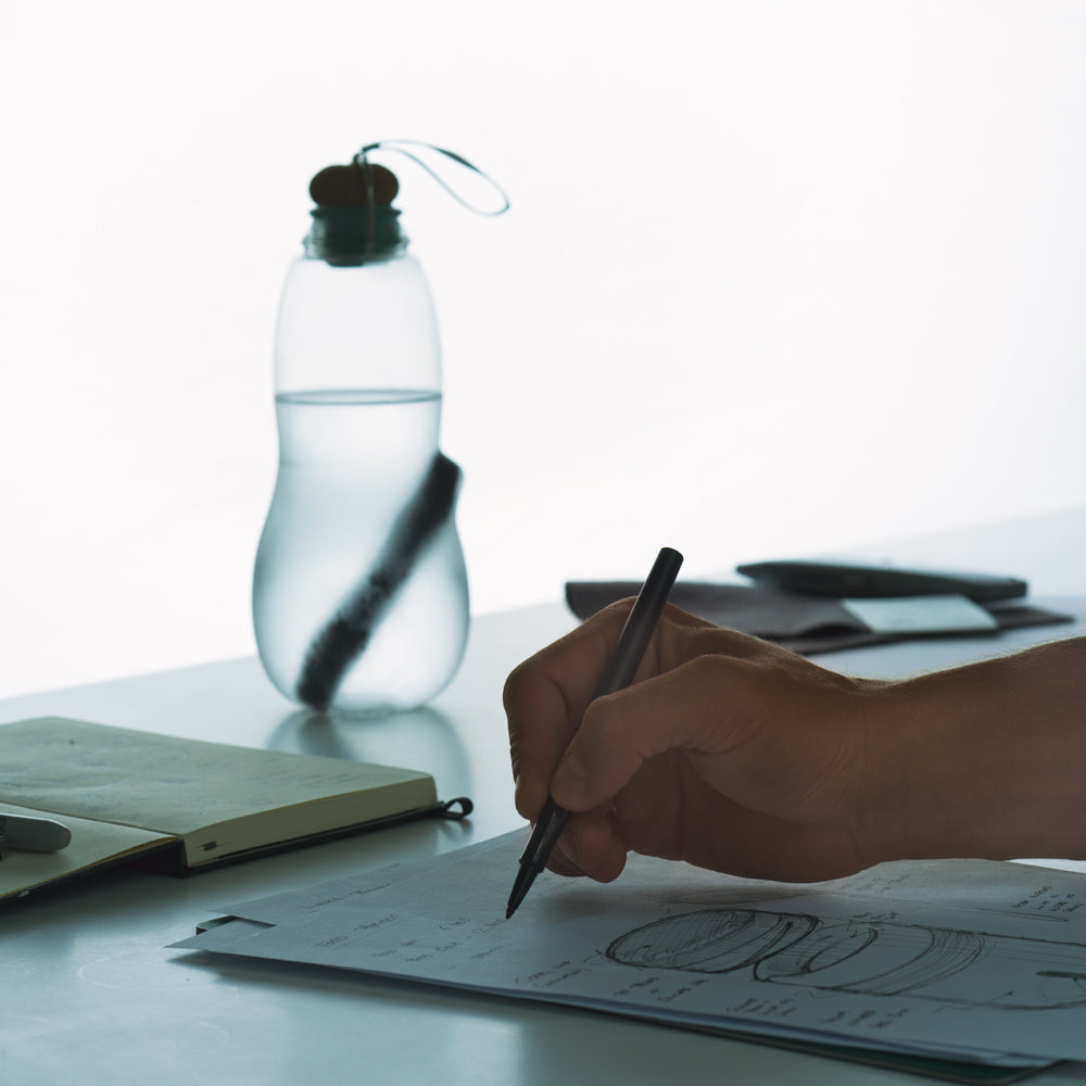 gourde filtrante Eau Good Black+Blum au bureau