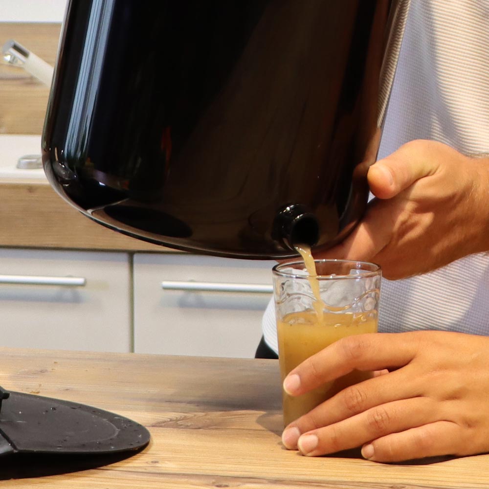 le jus ou thé de compost récolté au bout de 3 à 4 jours est plein de nutriments pour les plantes et le potager. c'est aussi un excellent produit d'entretien naturel pour les canalisations