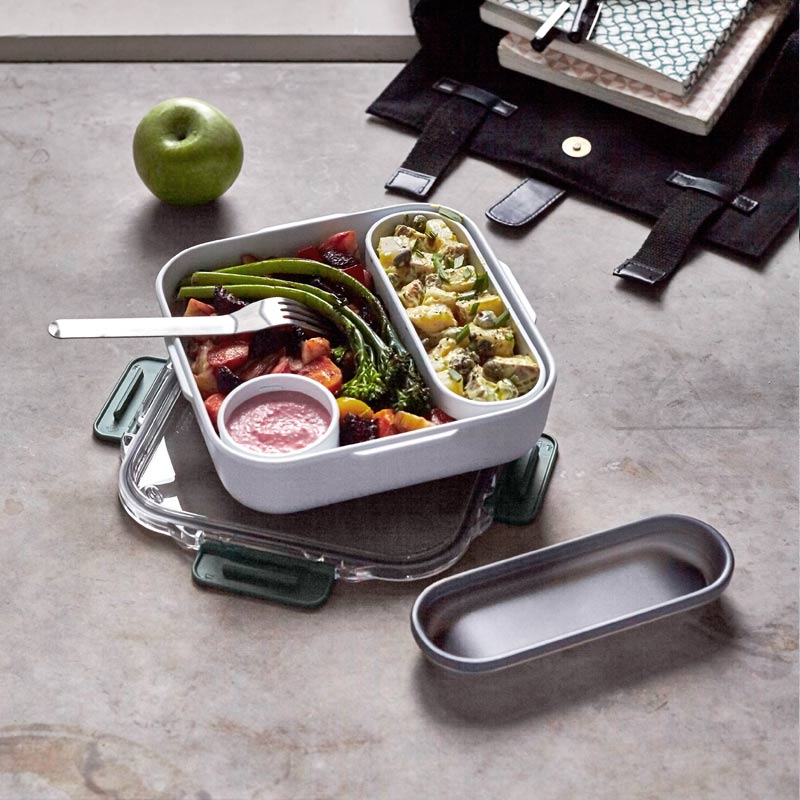 boite à repas avec plusieurs contenants pour bien séparer les aliments avec boite à sauce et fourchette en inox
