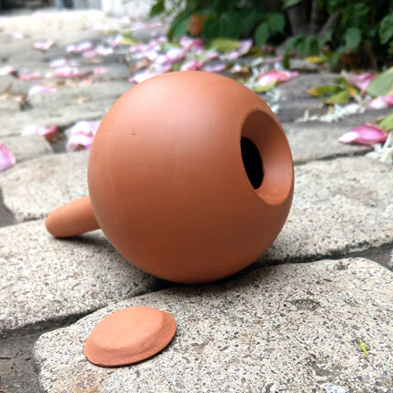 poterie d'arrosage en céramique appelée oya ou olla. Les ollas permettent un arrosage ciblé et autonome des plantes. les oyas ou ollas de 20 cl sont idéales pour maintenir la terre humide des petites plantes dans des pots de 13 à 20 cm de diamètre