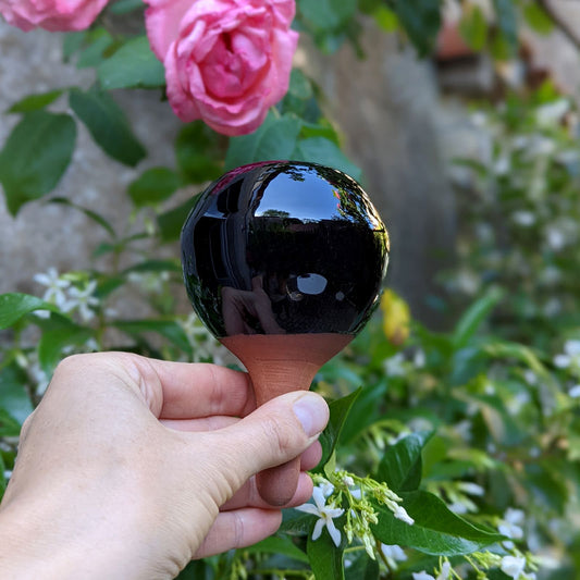 Olla d'irrigation émaillée en noir. Très jolie et très chic. l'olla noire est à planter dans un pot de fleurs ou dans une jardinière