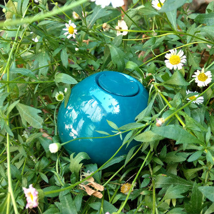 Ollas fabriquées à la main par une poterie artisanale locale. L'olla ou oya permet un arrosage ciblé et raisonné