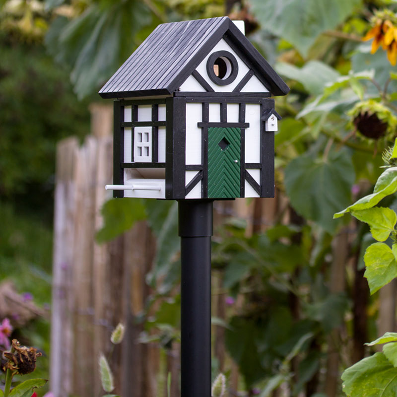 Nichoir Wildlife Garden fixé sur son support en métal dans le jardin
