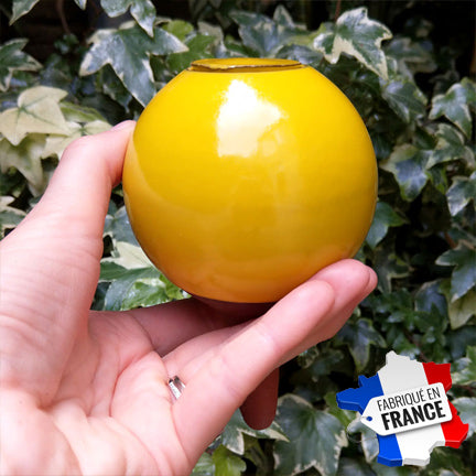 olla ou oya en terre cuite émaillée, coloris jaune, un système d'irrigation efficace pour les plantes en pot. Fabriquée en France, à partir d'argiles naturelles rigoureusement selectionnées pour obtenir la meilleure porosité pour un arrosage efficace des plantes