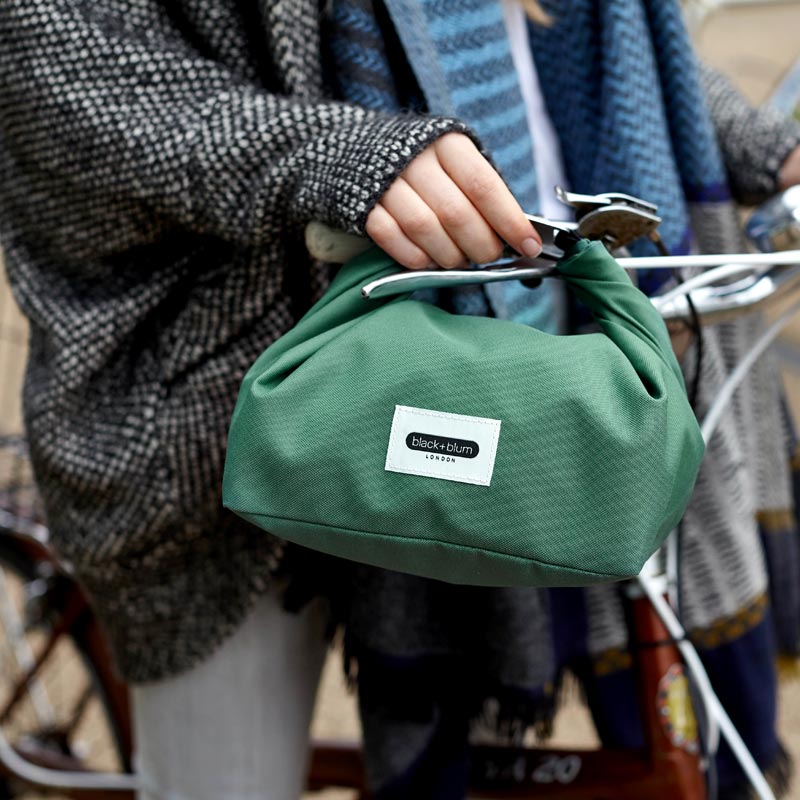 le haut du sac lunch bag de Black and Blum s'enroule pour former une sangle très pratique à transporter ou à attacher au vélo