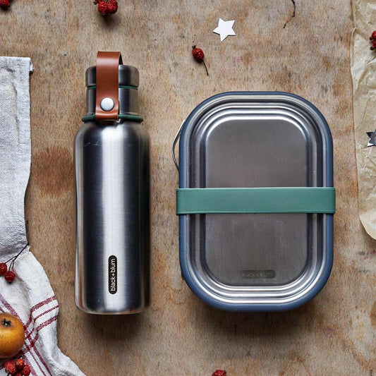 set pratique et design en stylé, idéal pour les déjeuner à l'extérieur. Set composé d'une gourde en métal Black and Blum de 500ml et d'une lunch box multifonctionnelle en inox Black+Blum