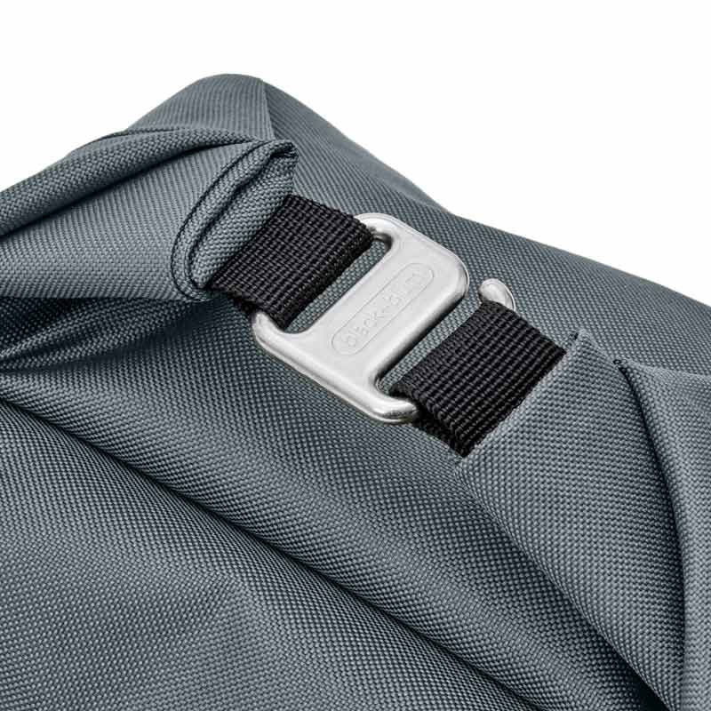 le sac à repas Slate Black+Blum se ferme et se transporte facilement grâce à ses sangles et son crochet