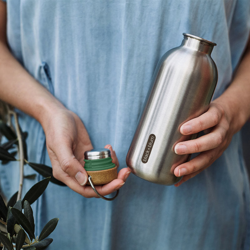 gourde 600 ml en inox et liège avec anneau de transport pour l'emmener partout avec soi