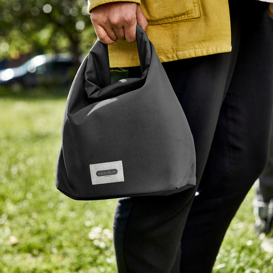 le sac à déjeuner black+ blum noir est compact et facile à transporter