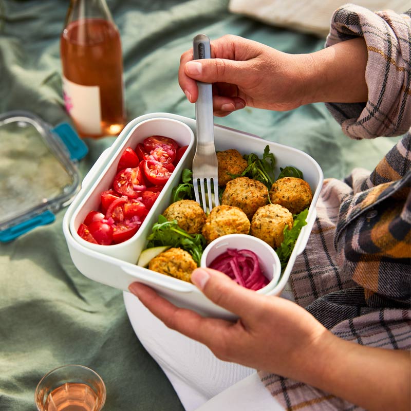 Lunch box Black+Blum ouverte avec compartiment intérieur et pot à sauce ou condiments – boîte repas bento pratique pour organiser son déjeuner