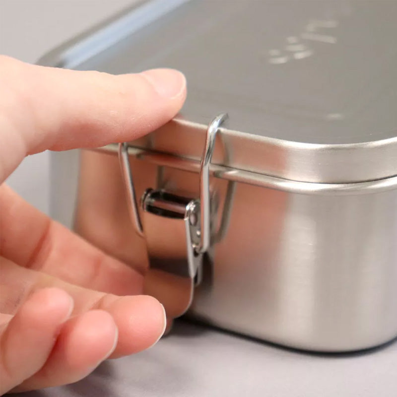 la boite a repas pandoo 1200 ml s'ouvre facilement d'un seul geste grâce aux clips sur les cotés