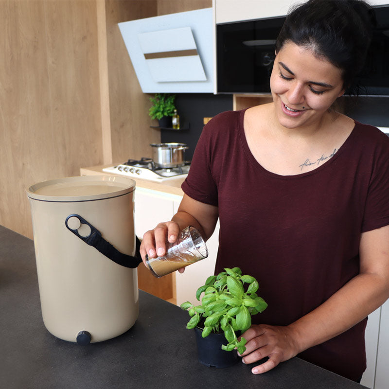 récupérez le jus de compost au bout de quelques jours et mélangez le à l'eau d'arrosage pour vos plantes