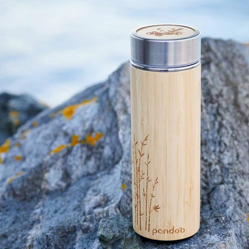 gourde thermos à double parois fabriquée en inox et en bambou, idéale pour emmener ses boissons chaudes ou froides au bureau, en voyage, en camping ou en randonnée