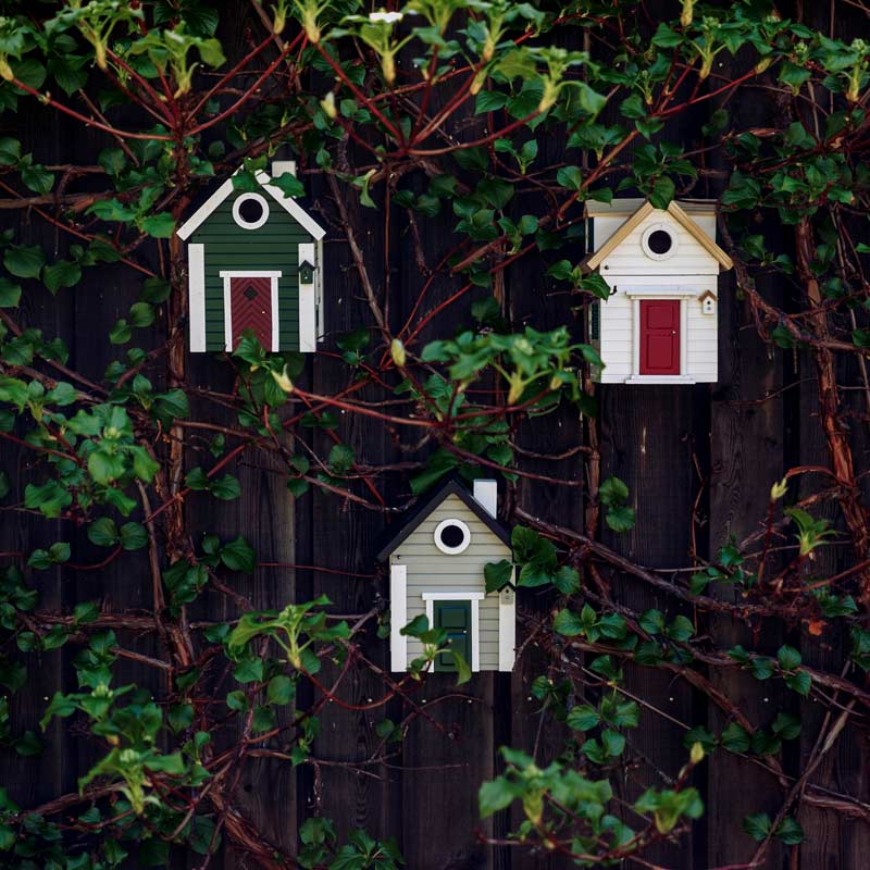 les nichoirs mangeoires Multiholk de wildlife garden sont bien adaptées aux besoins des petits oiseaux de nos jardins. Elles combinent les fonctions nichoir au printemps et mangeoire en hiver. Elles décorent aussi à merveille notre jardin
