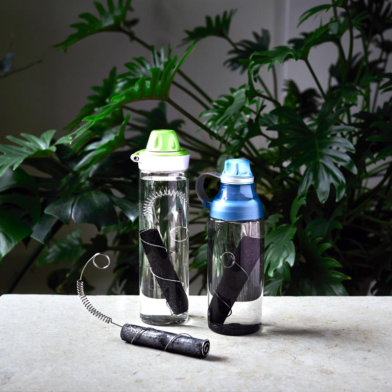 le filtre naturel de charbon actif black+blum permet de rendre filtrante n'importe quelle gourde