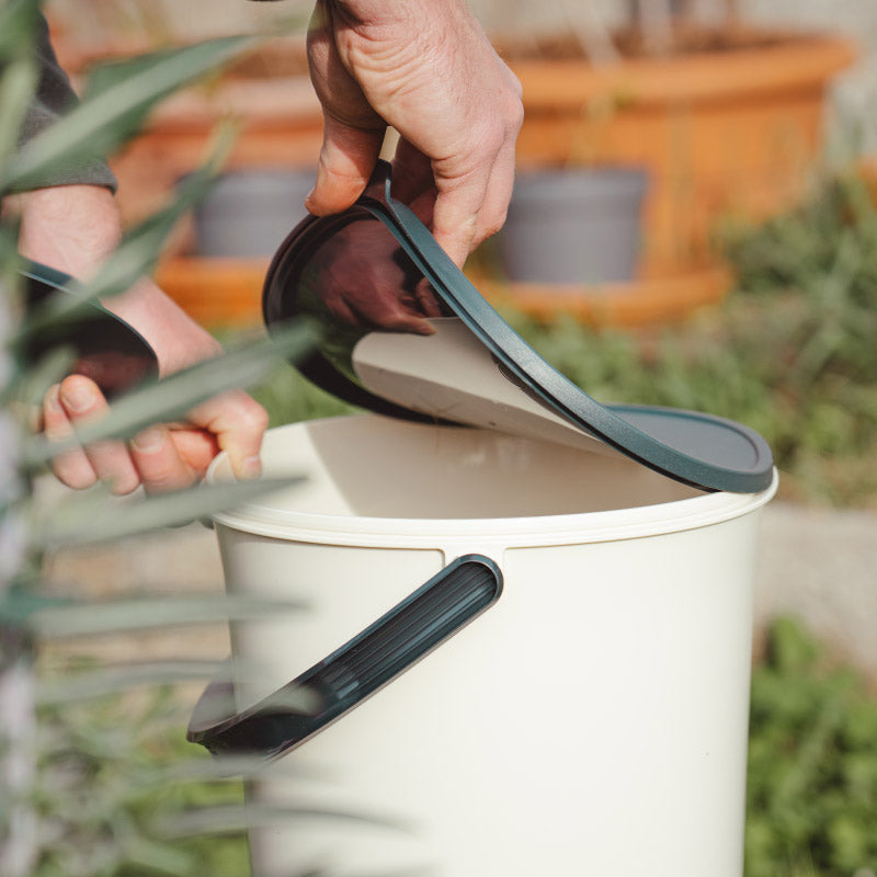 le couvercle hermétique du composteur bokashi organko essential blanc permet de composter les biodéchets sans odeur ni insecte