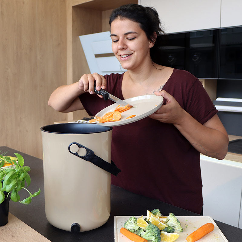 ajoutez les épluchures dans le composteur bokashi organko 2 cappuccino