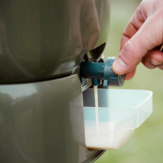 l'engrais liquide récupéré grâce au composteur bokashi est un engrais riche pour les plantes vertes et le potager