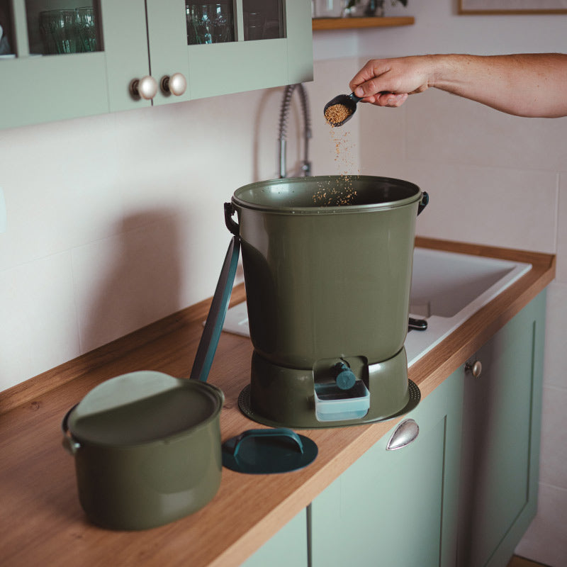 ajoutez l'activateur dans le composteur bokashi et laissez fermenter les biodéchets