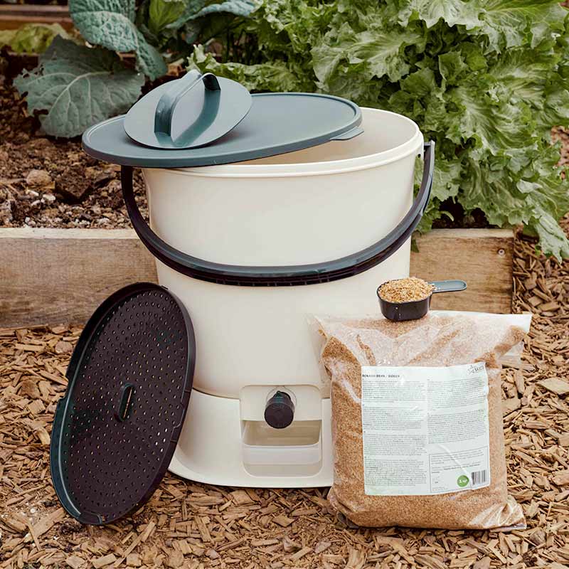 composteur organko essential blanc crème et gris avec tous ses accessoires inclus pour composter facilement en toute saison