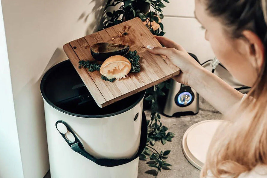 je peux quasiment mettre tous mes déchets alimentaires dans mon composteur bokashi, même les agrûmes, les restes de plâts préparés. L'idéal est de les couper en petits morceaux pour que la fermentation soit plus rapide dans le bokashi