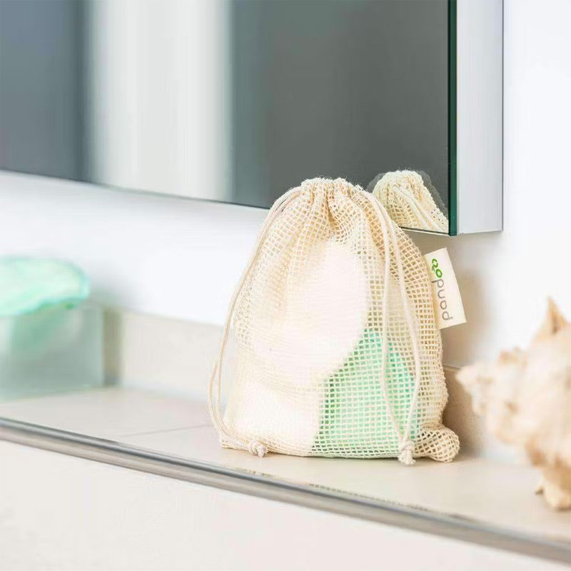 le filet de lavages fourni avec les disques démaquillants est très pratique pour le lavage en machine. Vous aussi adoptez le zéro déchet dans votre salle de bain!
