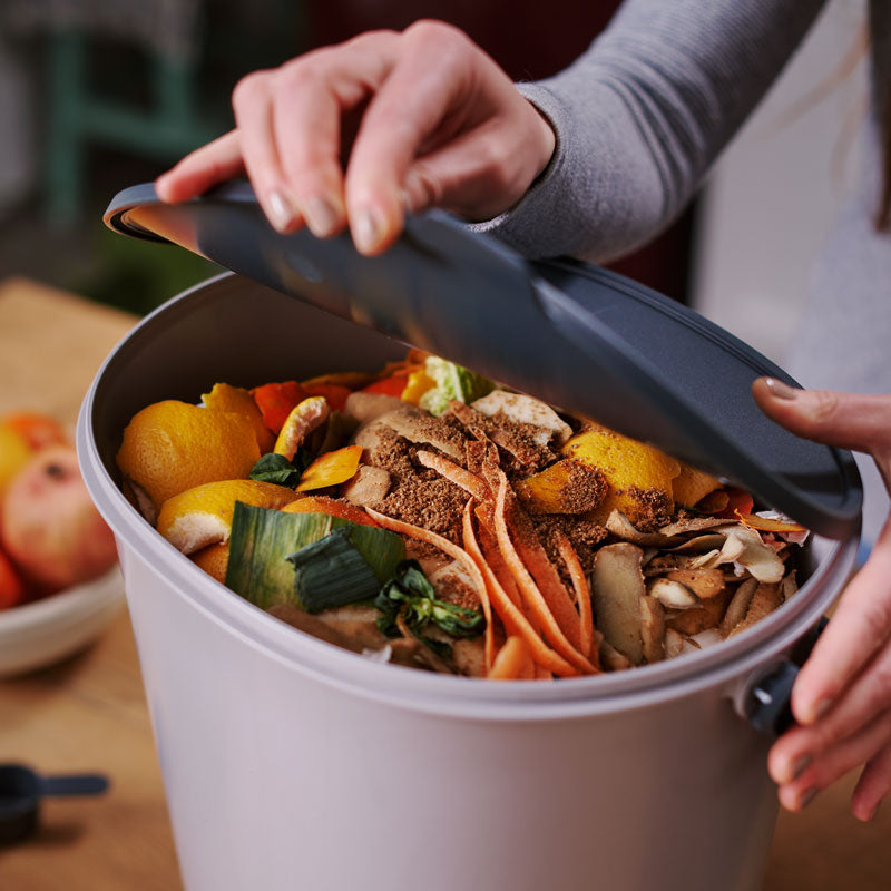 Un composteur bokashi permet de valoriser plus de 30% de nos déchets. Epluchures, restes d'origine animale, sachets de thé, fleurs fanés... de nombreux biodéchets peuvent être valorisés grâce à la technique du bokashi