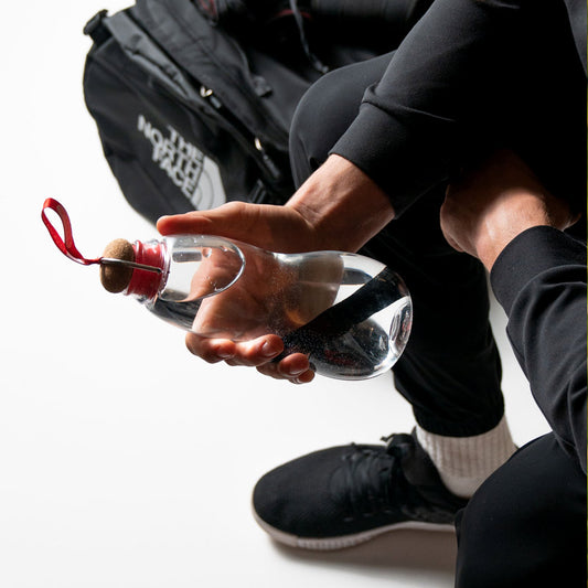 gourde filtrante avec charbon binchotan inclus dans la bouteille, contenance de 800ml idéale pour le sport