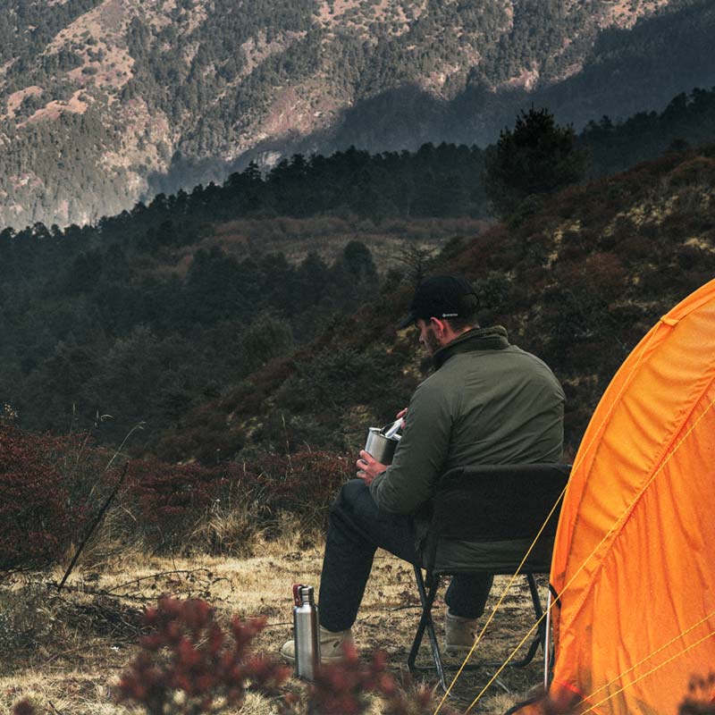 accessoire de camping indispensable : la gourde du randonneur 750 ml en inox et isotherme pour garder les boisons fraiches ou chaudes pendant de nombreuses heures