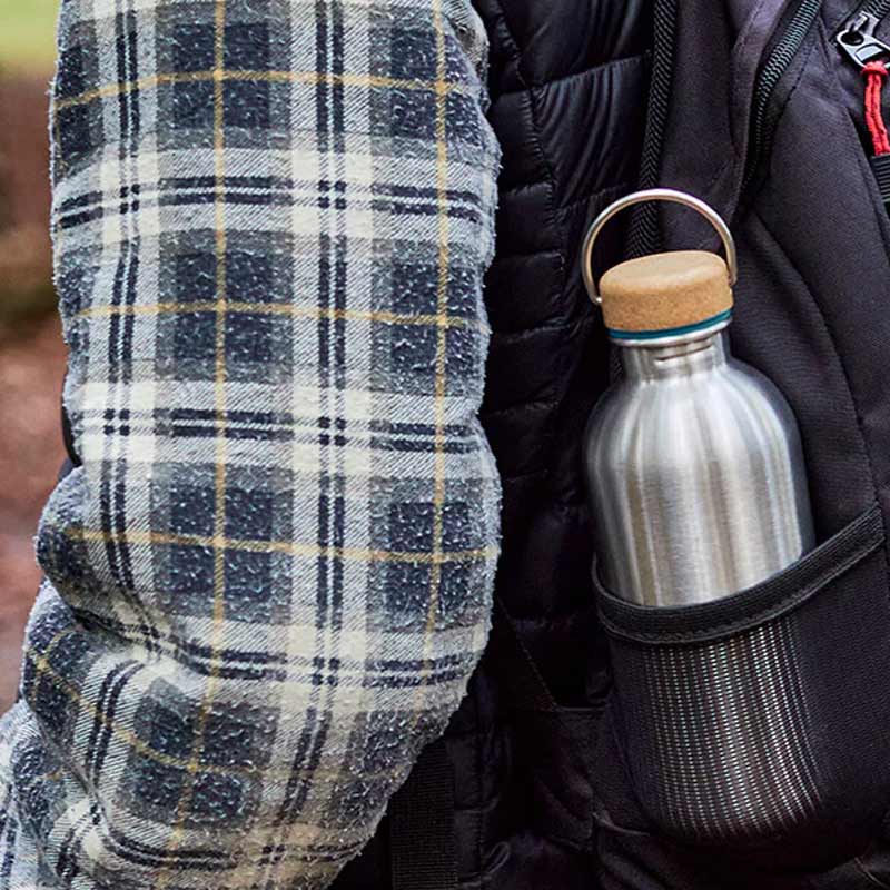 gourde thermos en inox avec boucle de transport. Légère et compact, idéale pour la randonnée et les ballades en pleine nature