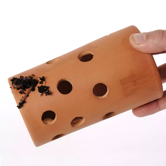 le lombricomposteur à enterrer est une poterie artisanale munie de trous pour laisser passer les vers de terre