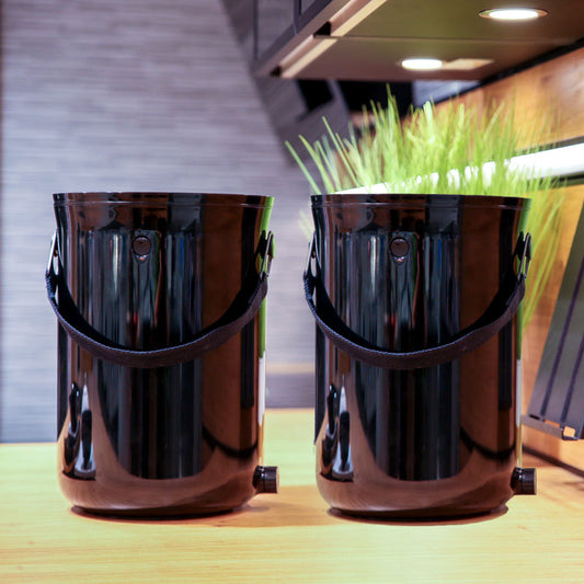 Lot de 2 composteurs bokashi noir édition Ocean sur le plan de travail de la cuisine