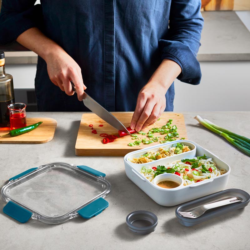 Boîte à repas bento Black+Blum Ocean remplie de nourriture – lunch box écologique pour repas maison au travail ou en pique-nique