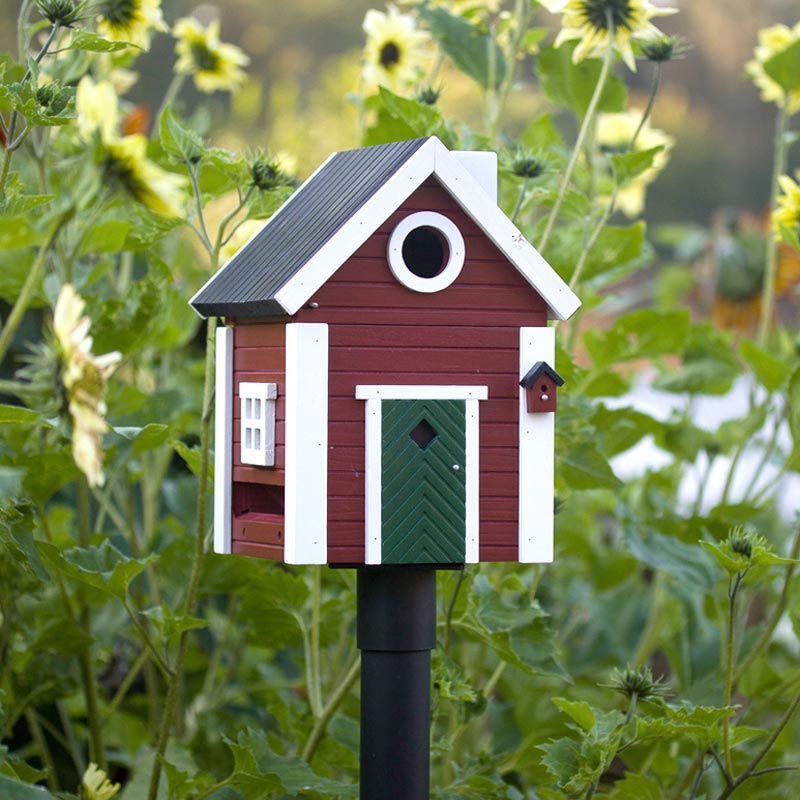 maison à oiseaux suédoise miniature installée sur un poteau en métal Wildlife Garden