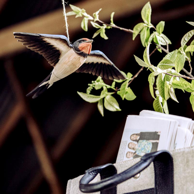 magnifique reproduction en bois d'une hirondelle en plein vol