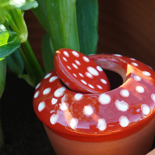 jolies ollas d'arrosage en forme de champignon émaillées rouge avec des points blancs