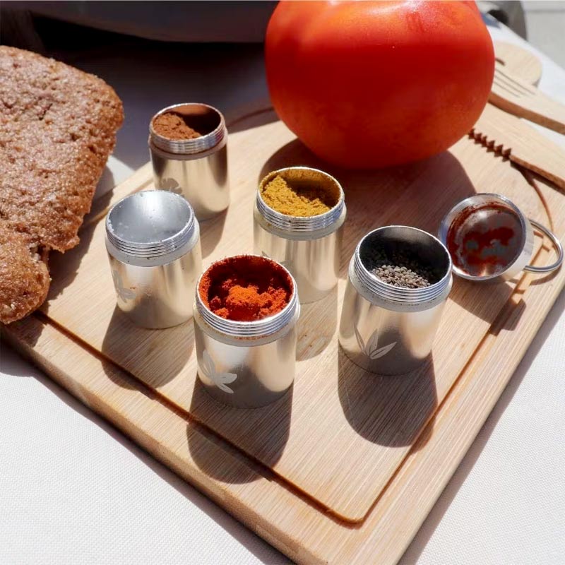 set de 5 épices à emporter partout avec soi, sel, poivre, cannelle, paprika et curry. Une idée de cadeau original et zéro déchet