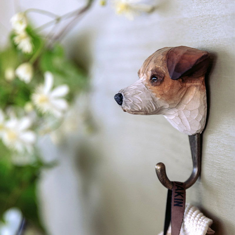 jolie patère animaux en bois sculpté, idéale pour y accrocher la laisse de votre adorable terrier jack russell