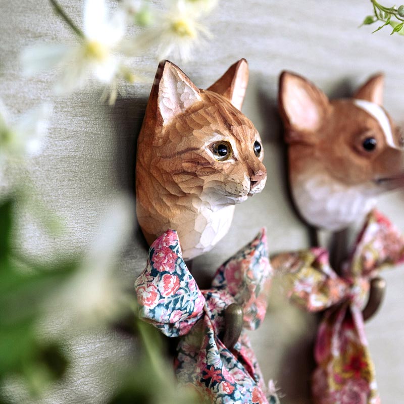 jolie patère décorative pour la maison en bois taillé à la main, avec un solide crochet en métal pour accrocher vos affaires dans la maison