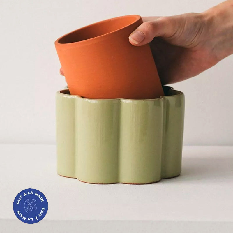 pot autonome fabriqué à la main par des artisans potiers, coloris vert sauge
