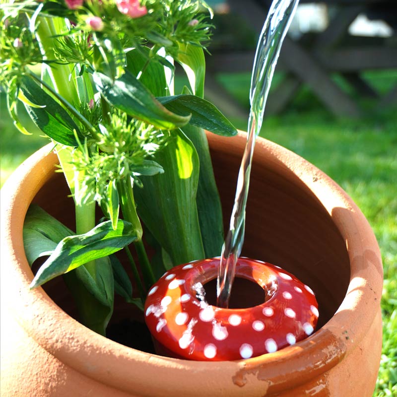 poterie d'arrosage artisanale en forme de champignon, à la fois décorative et utile pour un arrosage autonome des plantes