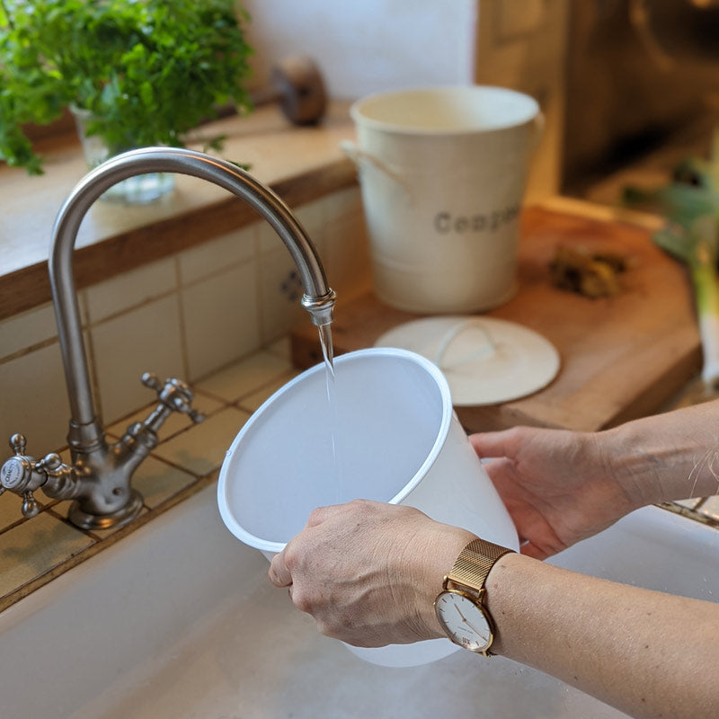 poubelle de compost facile à nettoyer sous l'eau du robinet