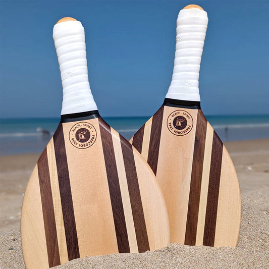 jeu de raquette en bois frescobol 1946 posé sur le sable