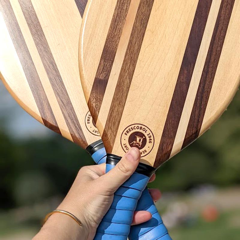 raquette de plage en bois robustes et élégantes avec grip bleu posé à la main en France