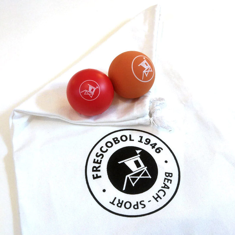 deux balles et un sac en coton avec logo Frescobol1946 imprimé sont fournis avec les raquettes de plage en bois