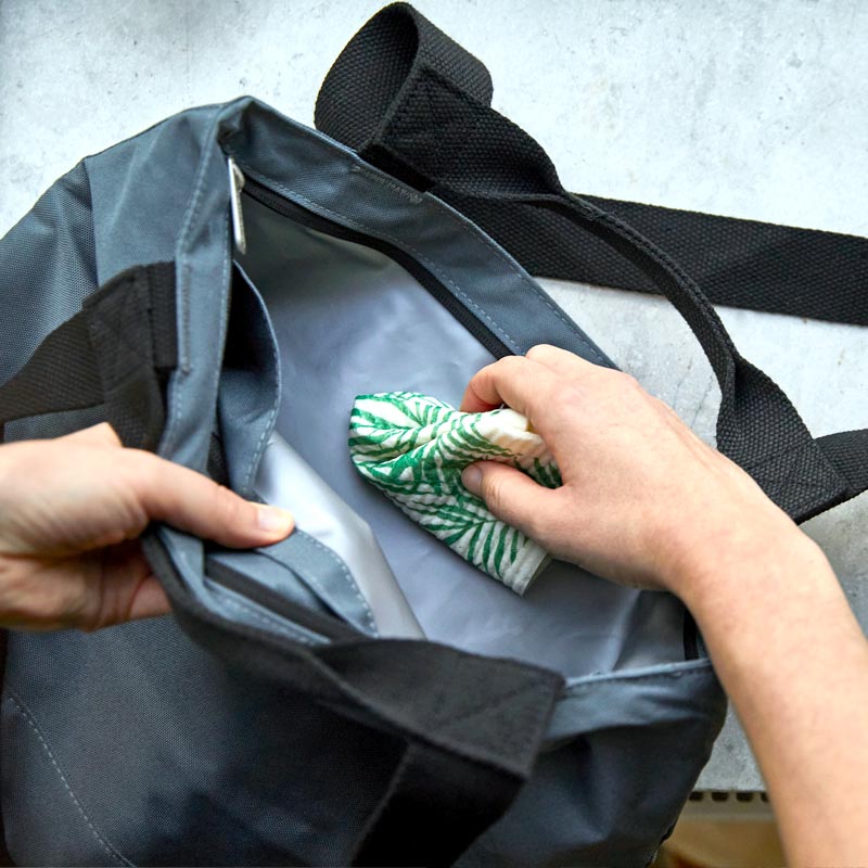 Fermeture zippée étanche du sac tote bag isotherme Black+Blum avec coutures soudées antifuite et surface intérieure étanche et facile à nettoyer