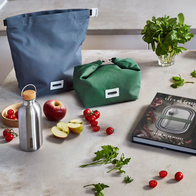 le sac à repas Lung bag de black and blum est disponible en coloris vert olive ou bleu slate