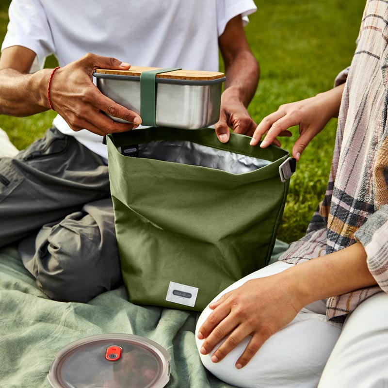 Transportez vos repas avec style grâce au sac à repas isotherme Black+Blum vert Moss, conçu pour accompagner vos journées au bureau, en déplacement, en pique-nique ou à vélo