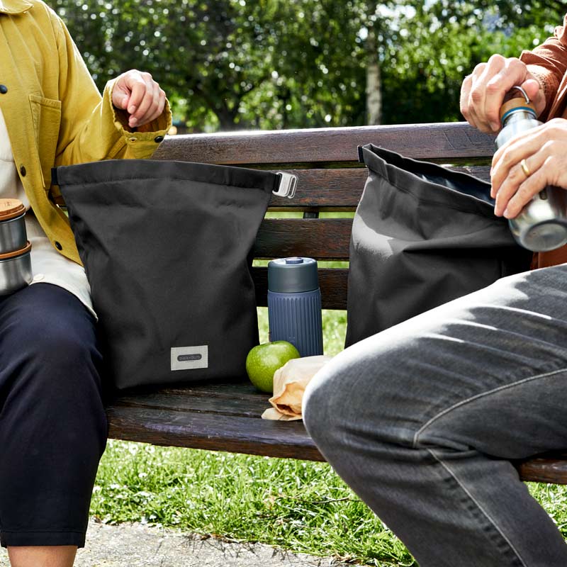 sac à lunch noir au format compact optimisé, parfait pour accueillir une lunch box, une boisson et un encas